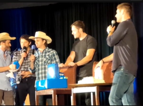 Misha flashing Jensen at DallasCon