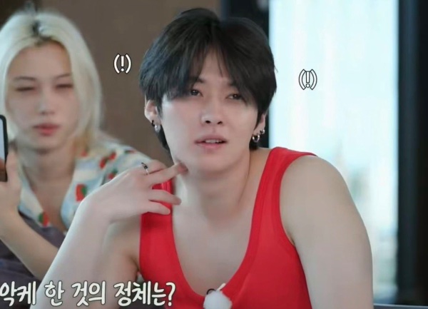 minho looking at hyune like this