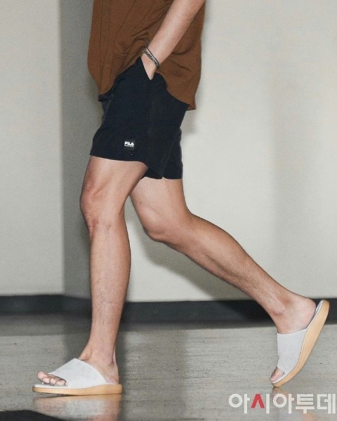 airport thighs