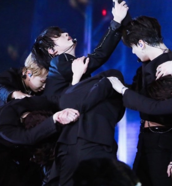 jimin changing the fake love choreo so they hold hands at the end
