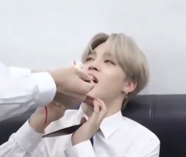 tae feeding jimin