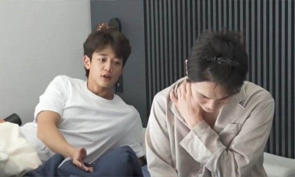 minkey arguing