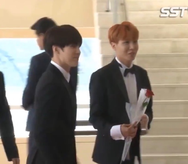 yoongi gifting the rose to hobi