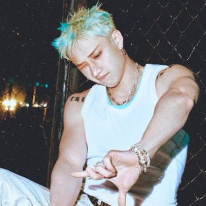 bangchan - short blonde/blue highlights