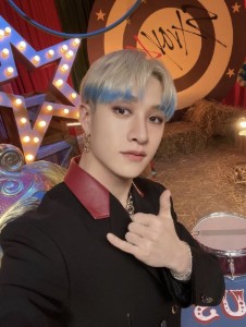 bangchan - straight blonde/blue ends