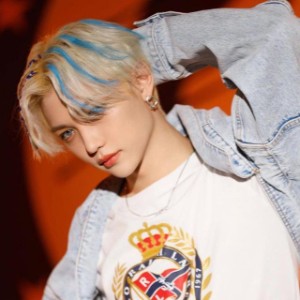 felix - short blonde / blue streaks