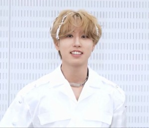han - short fluffy blonde w/accessories