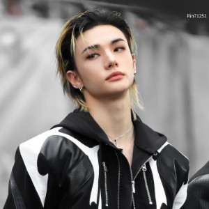 hyunjin - blonde/roots