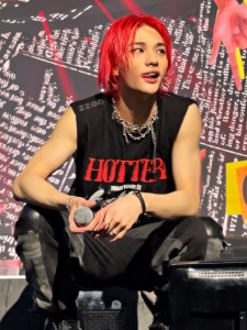 hyunjin - highlighter red