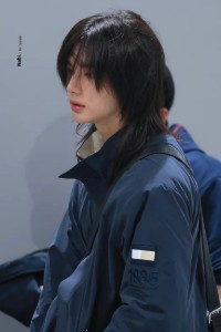 hyunjin - long black