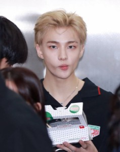 hyunjin - short fluffy blonde