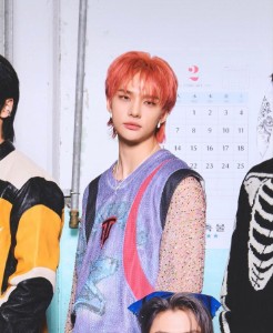 hyunjin - short orange/pink