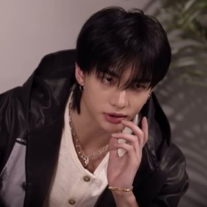 hyunjin - straight down black
