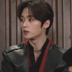 leeknow - short brown middle part