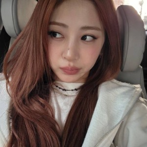 Yunjin (LE SSERAFIM)