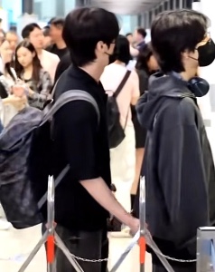 butt touching on airport