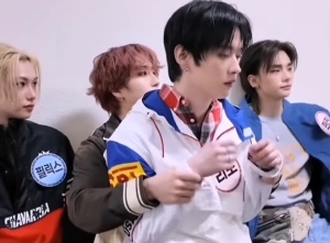 Lee Know sitting on Han’s laps