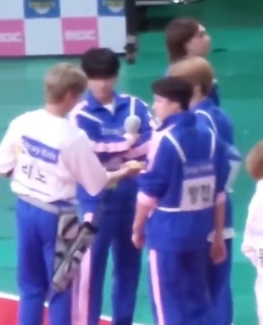 LK brings food to Han