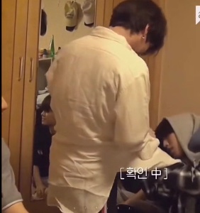 showing the belly scar to Jisung