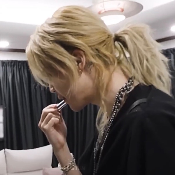 messy ponytail
