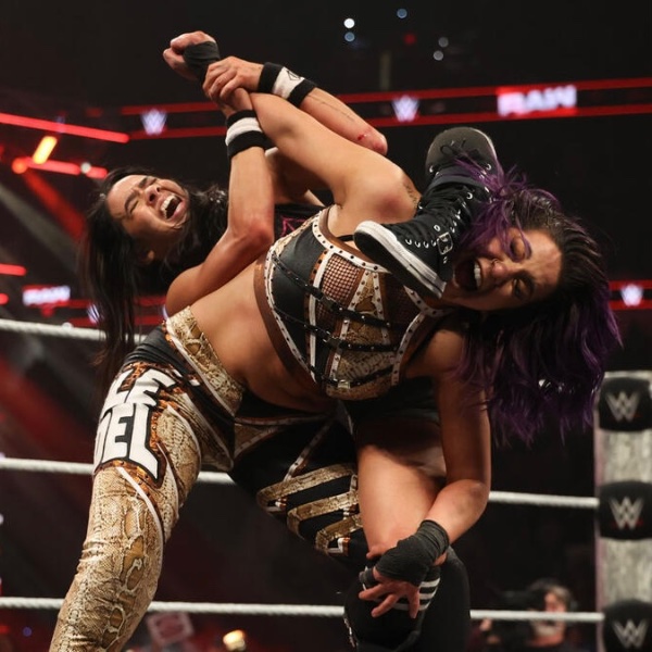 AJ Lee – Black Widow
