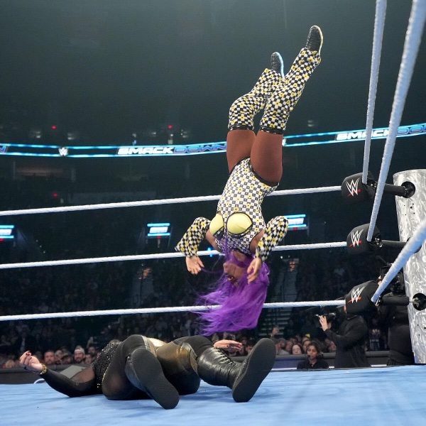 Naomi – Split Legged Moonsault