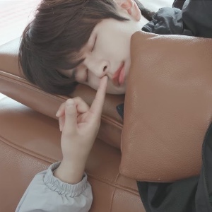 finger in nose